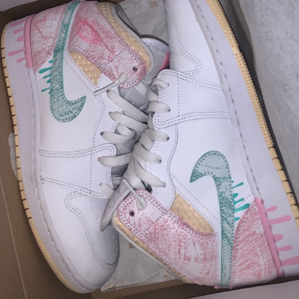 Jordan 1 mid 7y / 8.5 womens